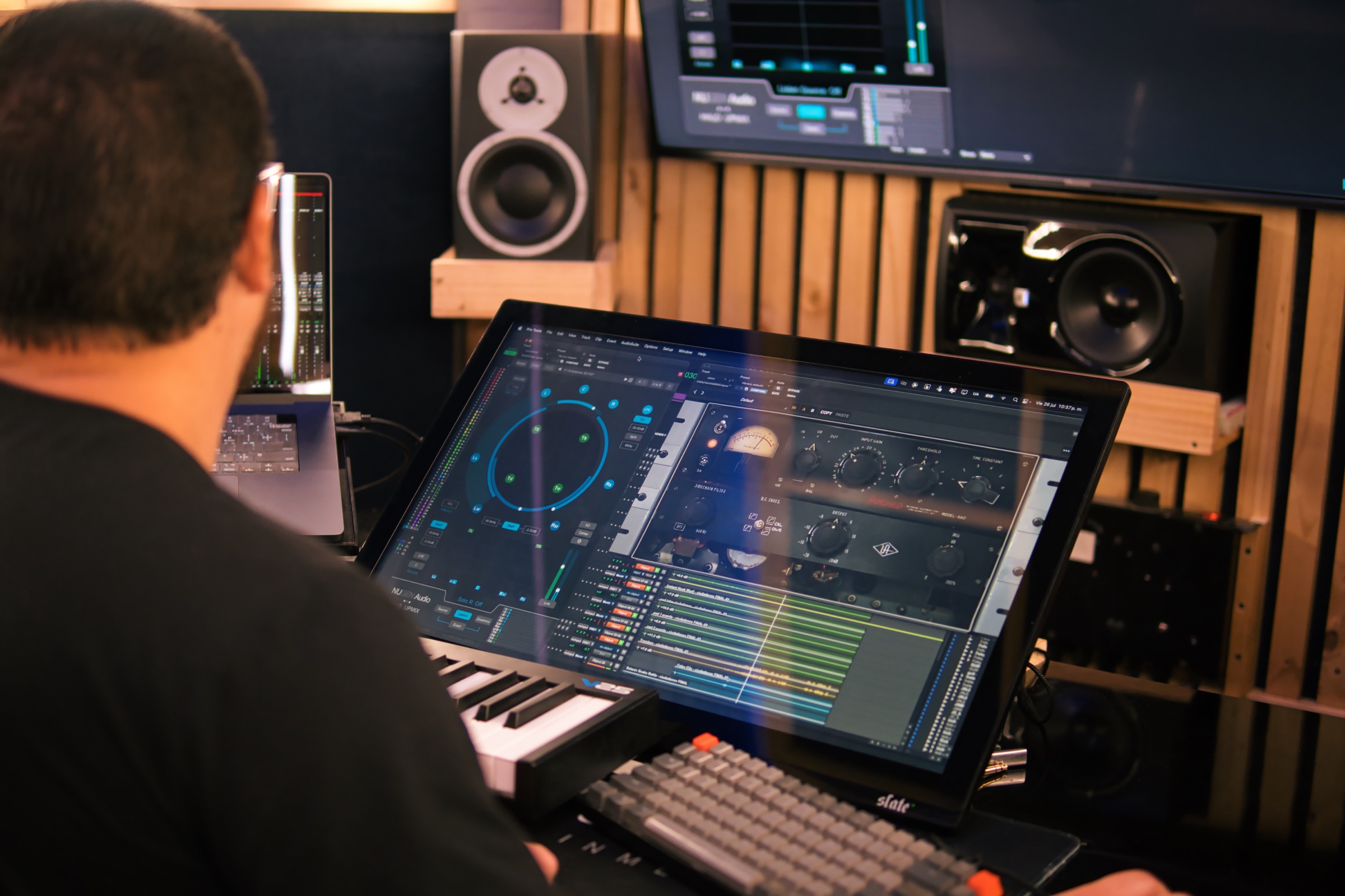 Sesión de mezcla inmersiva en el estudio